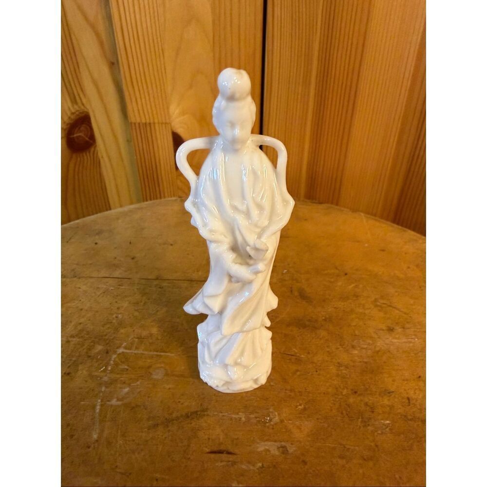Vintage Blanc De Chine Porcelain 4” Tall C-4917 (6697)